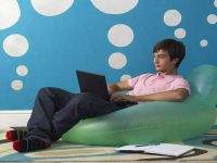 شبابنا والإنترنت.. تواصل وإنفتاح أم عُزلة؟